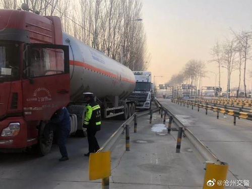 任丘交警強(qiáng)化客貨運(yùn)車輛檢查，為春運(yùn)道路安全暢通保駕護(hù)航